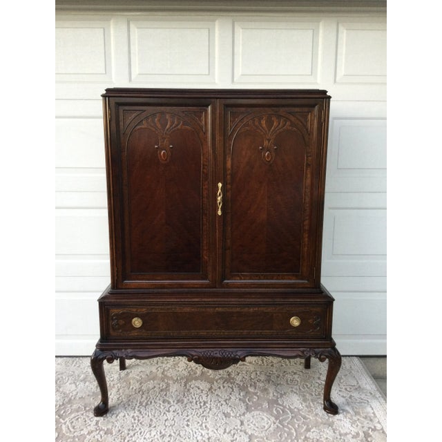 Traditional Vintage Mahogany Display Cabinet | Queen Anne Style Cabinet | Mirrored Interior For Sale - Image 3 of 8