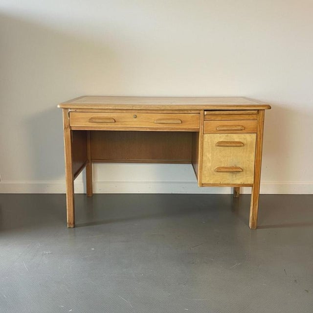 lovely oak desk from the 1940s/50s. Approximate dimensions: height: 75.5cm width: 121.5cm depth: 68cm drawer internal...