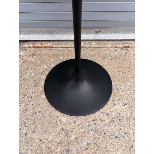 Knoll Eero Saarinen for Knoll Round Tulip Table with Quartz Vetro Bianco Top For Sale - Image 4 of 8