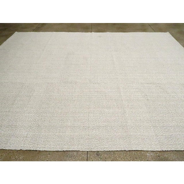 Galerie Shabab Collection Mid-20th Century Handmade Turkish Flat-Weave Kilim Room Size Carpet For Sale In New York - Image 6 of 10