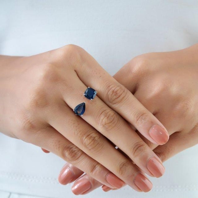 Mid-Century Modern 4 Carat Natural Blue Sapphire Toi Et Moi Cockrtail Ring Size 5 in 18k Gold For Sale - Image 3 of 16