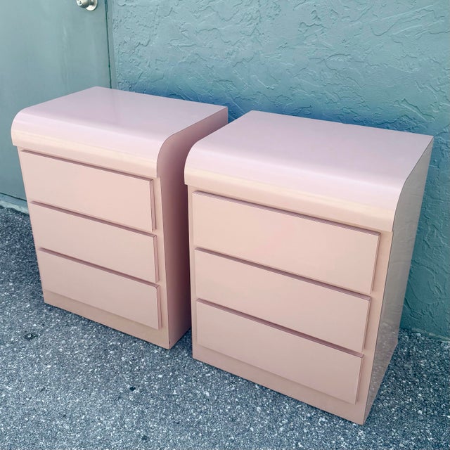 1980s Postmodern Pink Gloss Laminate Waterfall Nightstands With Queen Headboard Set - 3 Pieces For Sale - Image 5 of 12