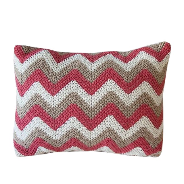 Salmon Triangle Geométrica Cushion from Com Raiz For Sale