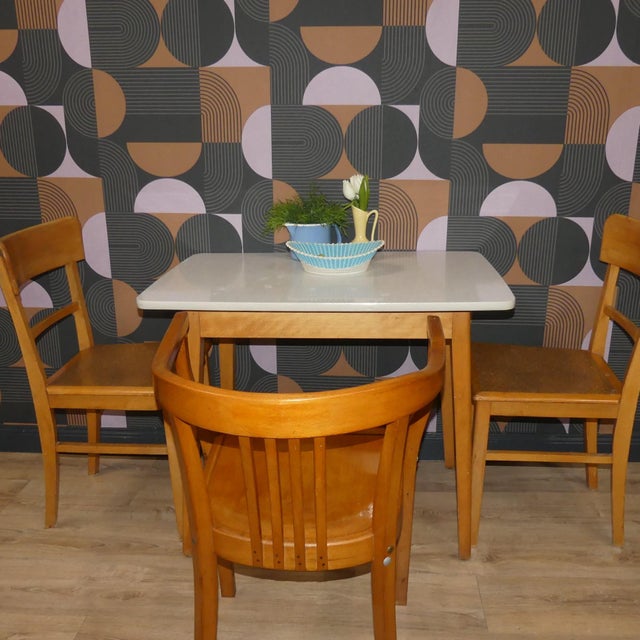 Simple chic! Cute little sturdy kitchen table Ideal for small kitchens 1950s classic with a slightly curved Formica...