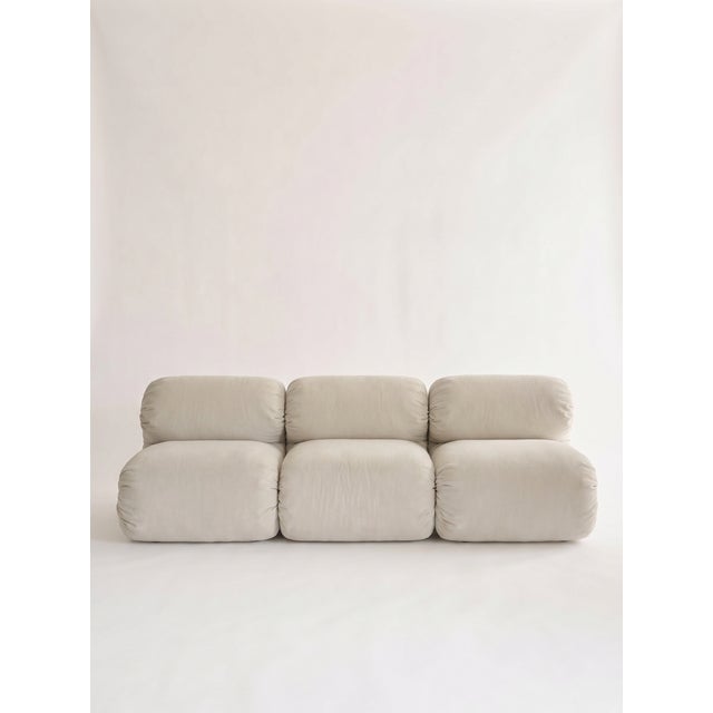 The riccio sofa stands out for its soft, enveloping design, defined by rounded shapes that evoke a cushion folded onto...