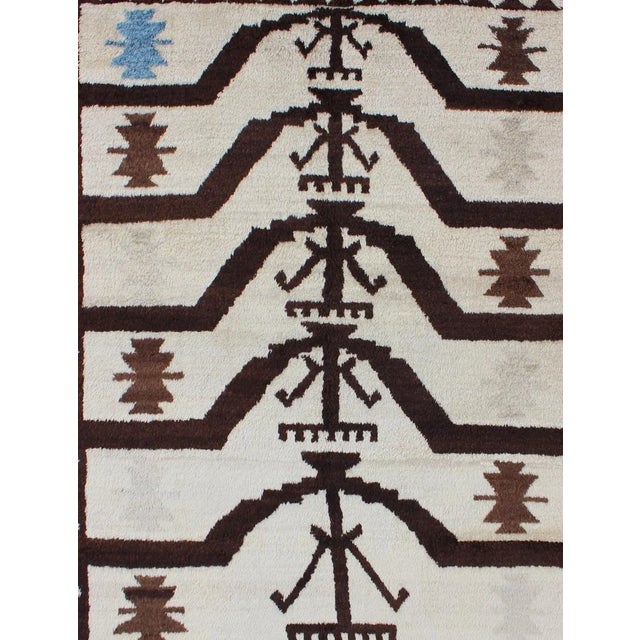 This fantastic Turkish Tulu rug features a stunning Mid-Century Modern design. The colors included are brown, off-white...