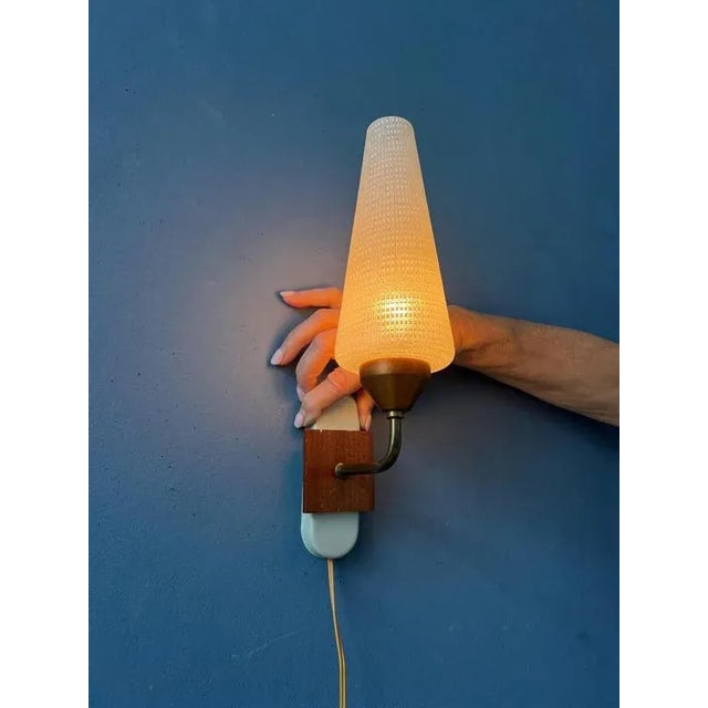 Classic mid century wall sconce with patterned glass shade. The lamp requires one E27/26 lightbulb and currently has an...