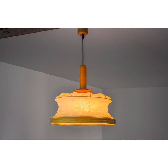 Very beautiful "cocoon" pendant light designed and produced in Italy in the 1970s. Superb manual work of laying resin on a...