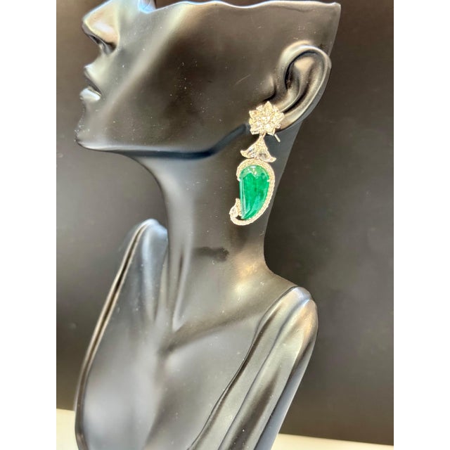 Gemstone 20 Ct Fine Emerald Cabochon & 4 Ct Rose Cut Diamond 18 Kt White Gold Earrings For Sale - Image 7 of 18