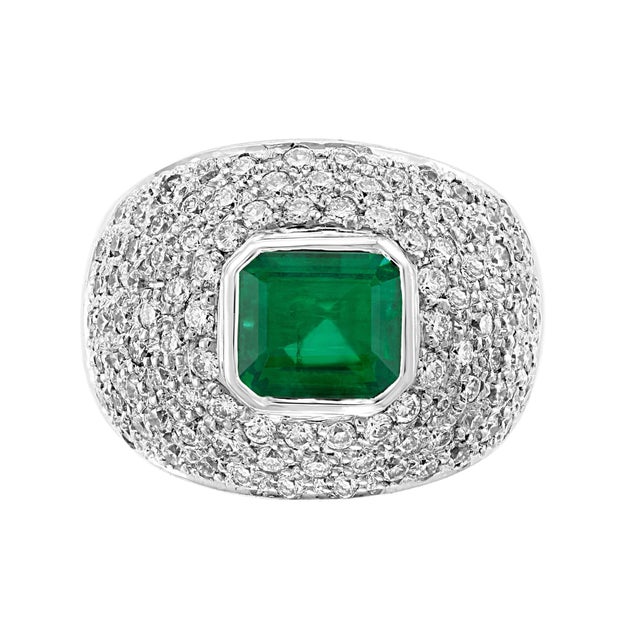 Traditional 3 Carat Emerald Cut Colombian Emerald and Diamond 18 Karat Gold Ring Estate For Sale - Image 3 of 18