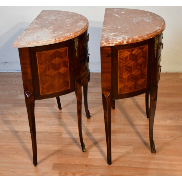1890s Pair French Louis XV Walnut Satinwood Inlay & Marble Top Nightstands For Sale - Image 13 of 18