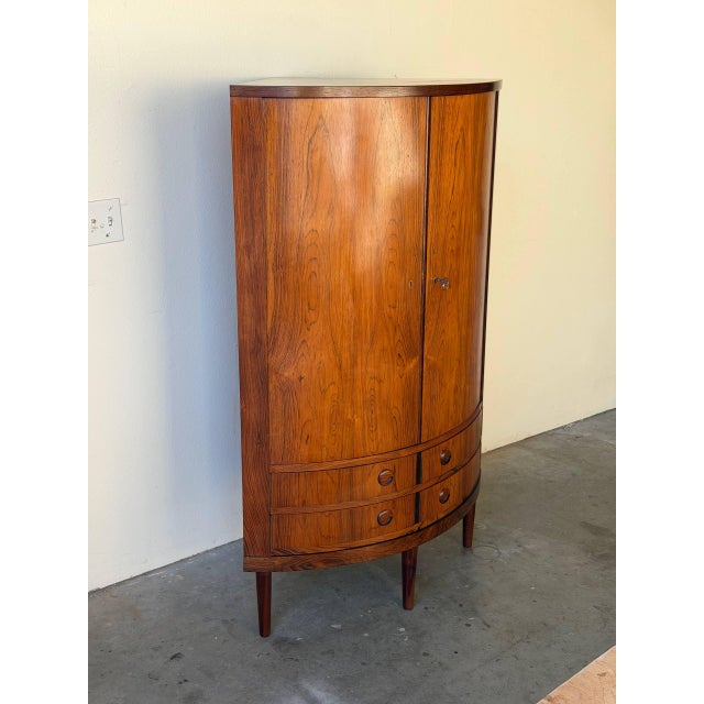 Mid 20th Century Danish Rosewood Corner Cabinet in Style of Kai Kristiansen – Vintage Scandinavian Curved Bar / Storage Cabinet For Sale - Image 9 of 10