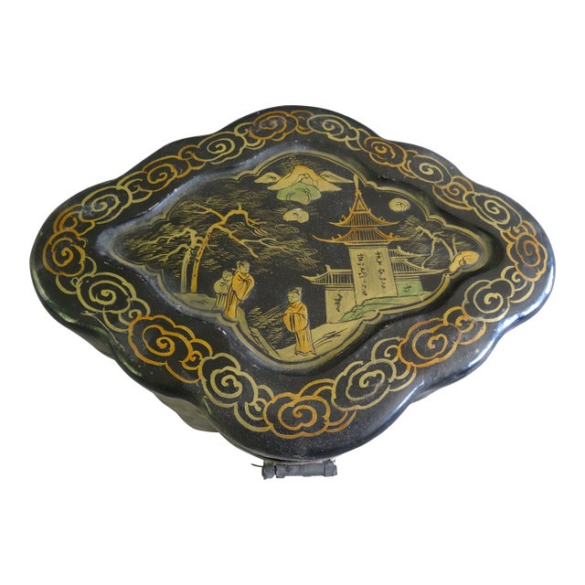 Early 20th Century Vintage Chinese Covered Scalloped Shape Box For Sale
