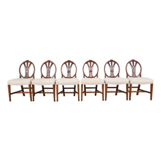 Elegant Set of Six Hepplewhite-Style Carved Dining Chairs With Oval Backrests For Sale