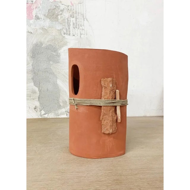 Unique Tatemono_hydra_01 sculpture vase by Emmanuelle Roule Unique piece Dimensions: W 20 x H 42 cm Materials:...