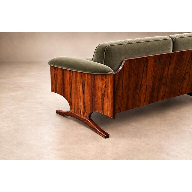 Wood Brazilian Modern Sculpted Sofa in Rosewood & Celadon Mohair by Novo Rumo, Brazil, 1960s — Lot 365 For Sale - Image 7 of 18