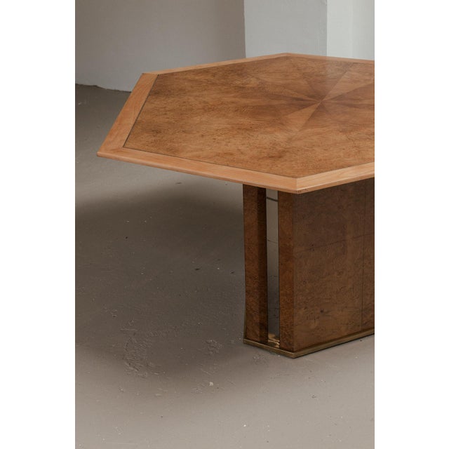 Geometrically shaped dining table produced around 1970. This 6-sided dining table has a central base in burl wood veneer...