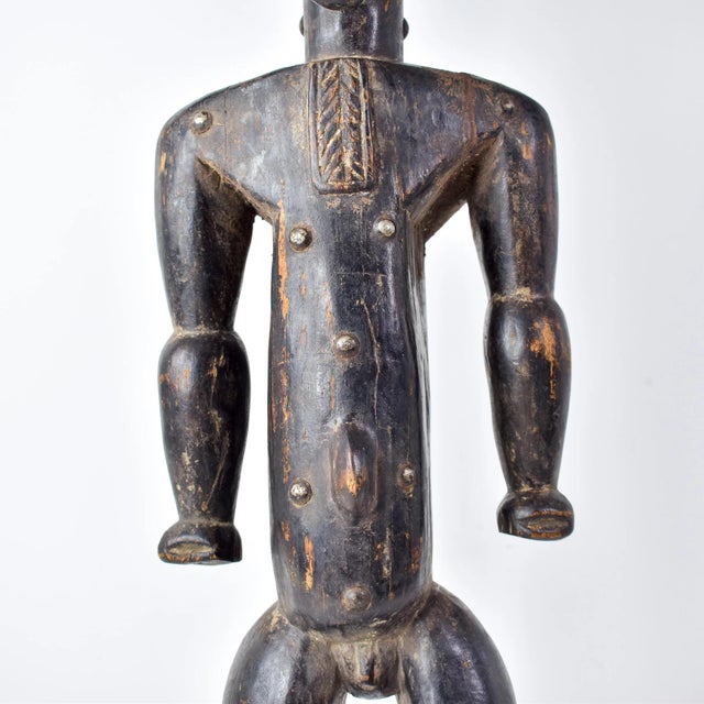 African Early 20th Century Anyi Attye Standing Male Figure Côte d'Ivoire For Sale - Image 3 of 17