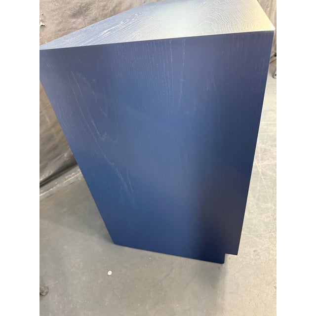 Navy Blue 1960s Henredon Campaign Nightstands / Bachelor Chests – Refinished in Sherwin-Williams Naval, Pair For Sale - Image 8 of 12