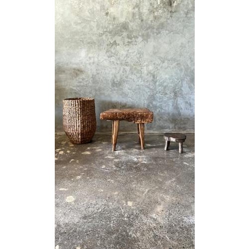 Small Asian bench in four-legged blond teak - Sepuluh. Height: 42cm, length: cm, width: 27cm and thickness of the slice:...