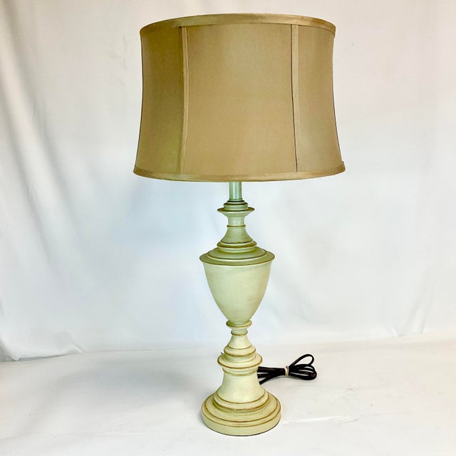 1970s Vintage French Empire Neoclassical Urn Style Tole Table Lamp. For Sale - Image 4 of 14