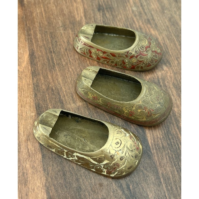 Set of Three Vintage Brass Shoe-Shaped Pocket Ashtrays Made in G. L. India For Sale - Image 12 of 18