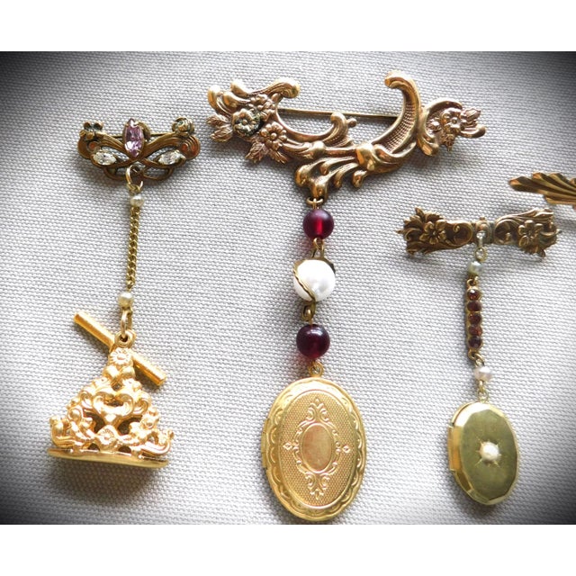 Vintage Classic English Gold Brooch Pin and Etched Oval Locket, Hanging Wine & Wired Pearl Chain For Sale - Image 12 of 13