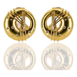 Late 20th Century Pair of 18k Modern Diamond Earrings For Sale