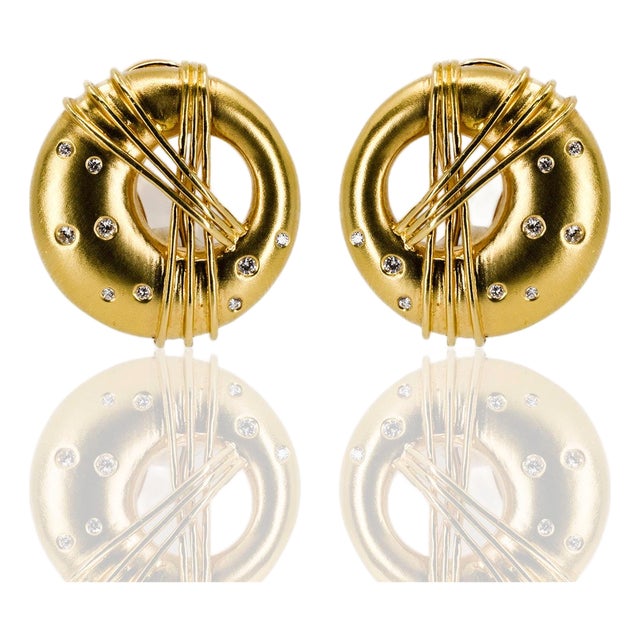 Late 20th Century Pair of 18k Modern Diamond Earrings For Sale