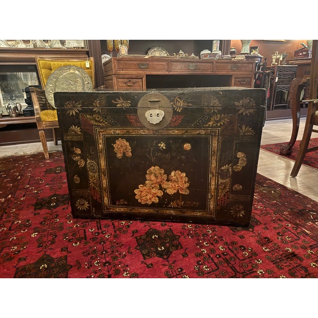 Chinese 19th Century Chinese Black Lacquer Wedding Trunk With Hand Painted Peony Motifs For Sale - Image 3 of 6