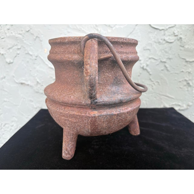 Antique Primitive Cast Iron Three-Leg Cauldron Pot With Swing Handle For Sale In Orlando - Image 6 of 9