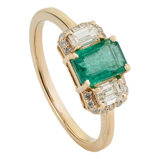 VRJewels 14k Yellow Gold 1ct Natural Zambian Emerald & Diamond Three-Stone Ring Size 6.5 For Sale