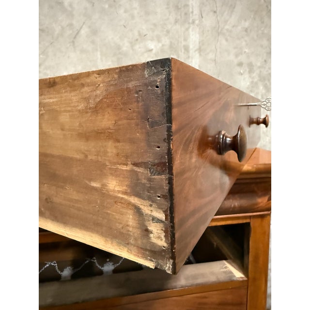 Brown 19th Century American Empire Chest of Drawers – Tiger Maple Veneer – Original Keyed Locks For Sale - Image 8 of 18