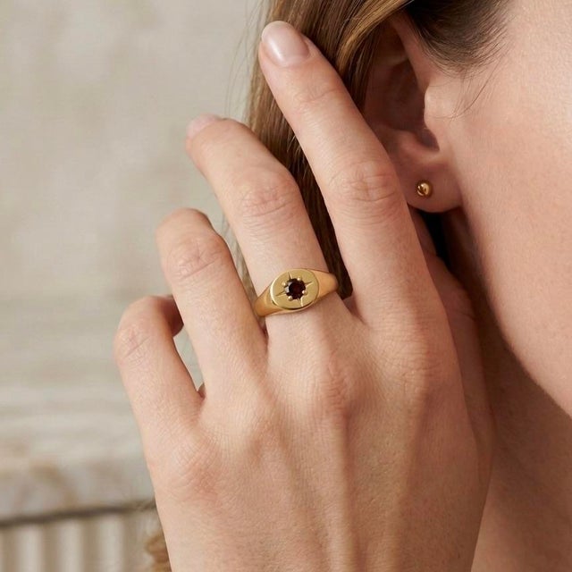 Garnet Starburst Engraved Signet Ring • Celestial Gemstone Unisex Signet Ring • Vintage Style Gift for Her Us 7 For Sale - Image 6 of 6
