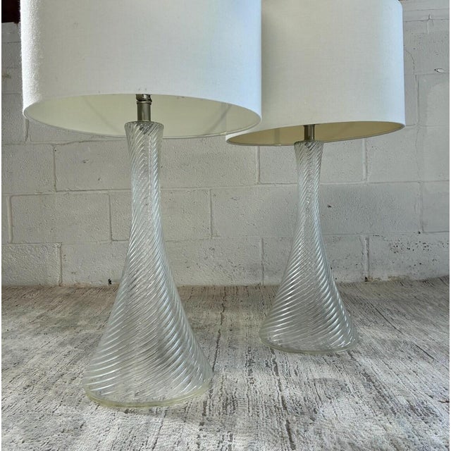 Set of 2 Swirl Art Glass Table Lamps – Vintage MCM Sculptural Hand-Blown Lighting For Sale - Image 9 of 11