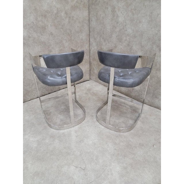 Mid-Century Modern Vintage Modern Chrome Curved Back Tufted Counter Stools in Grey Italian Leather - Pair For Sale - Image 3 of 7