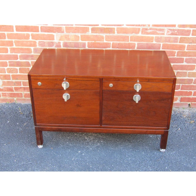 Brown Newly Restored Jens Risom Mid-Century Modern Walnut Compact Credenza, 1960s For Sale - Image 8 of 11