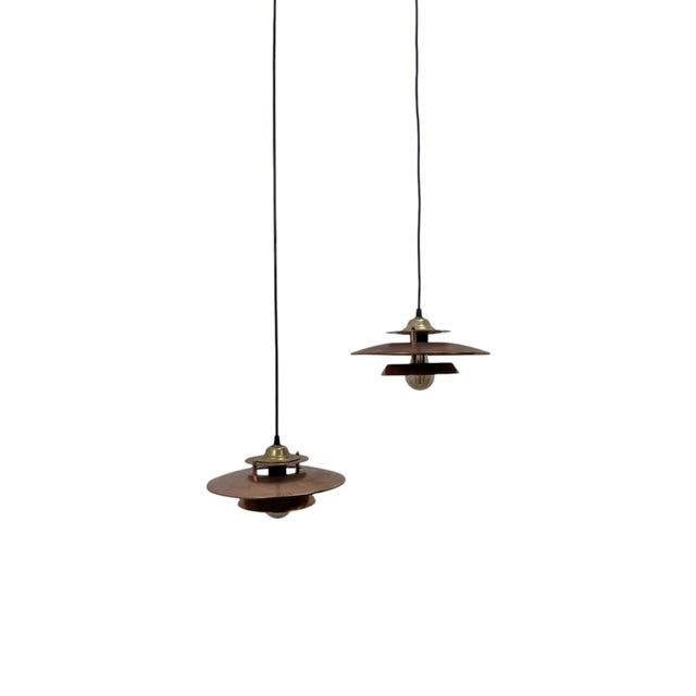 Pair of 1970s pendant lamps in brushed copper in excellent condition. Adjustable cables according to your needs. Lamp size...