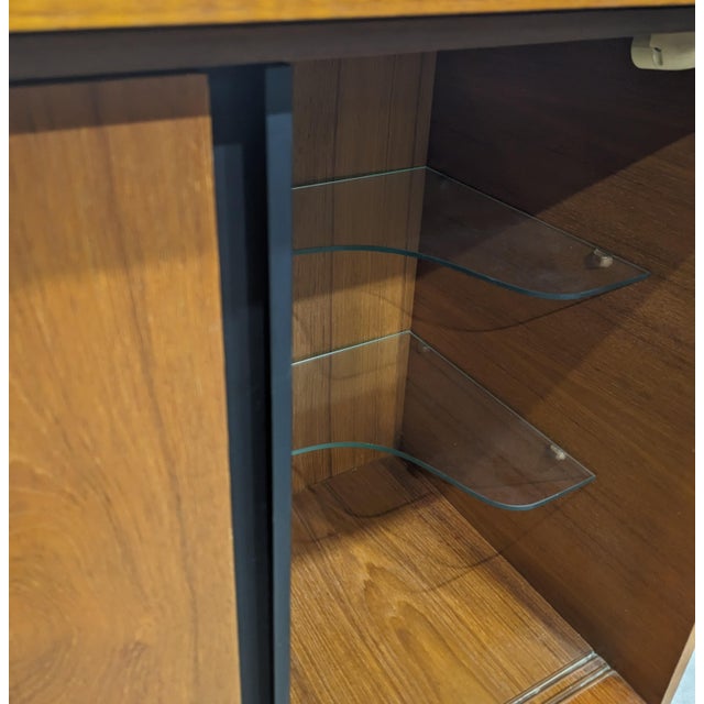 Mid-century bar/highboard. Teak, 1960s. Excellent condition. W 120 / H 115 / D 38