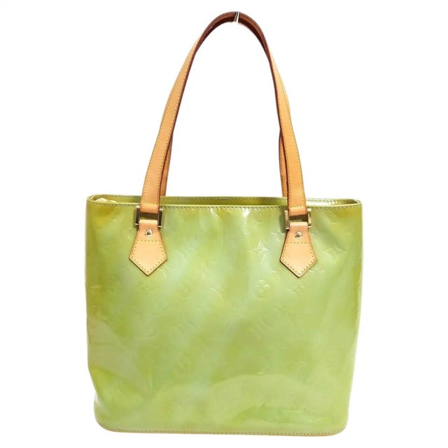 This authentic Louis Vuitton Houston tote is crafted from the House's signature Monogram Vernis leather in the refreshing...