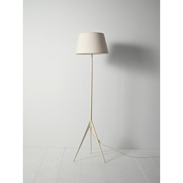 Scandinavian Tripod Floor Lamp in White Lacquered Wood, 1950s For Sale - Image 10 of 10