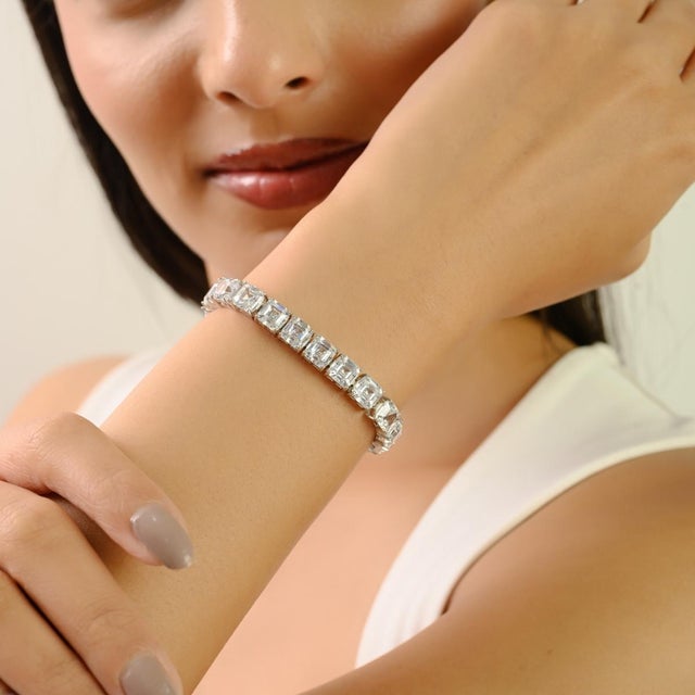 Bring timeless sparkle to your collection with this Asscher-cut CZ tennis bracelet in 925 solid silver. The 6x6 mm...