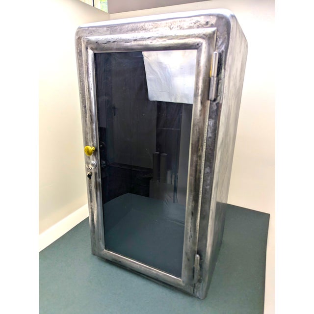 Vintage Steel Medicine Wall Cabinet, 1920s For Sale - Image 11 of 18