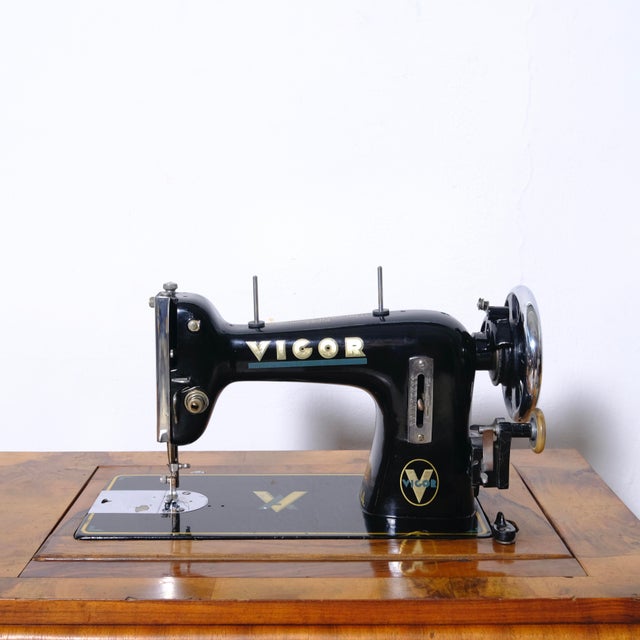 1920s Art Deco Vigor Sewing Machine by A. Vigorelli for Pavia, 1930s For Sale - Image 5 of 18