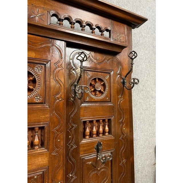 Large Neo-Gothic Carved Oak Entryway Wardrobe with Built-in Chest, Late 19th Century For Sale - Image 4 of 7