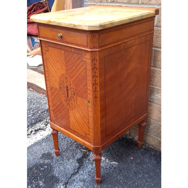 1900-1909 Edwardian Marquetry Inlaid Mahogany and Marble Top Four-Drawer Side Cabinet For Sale - Image 4 of 11
