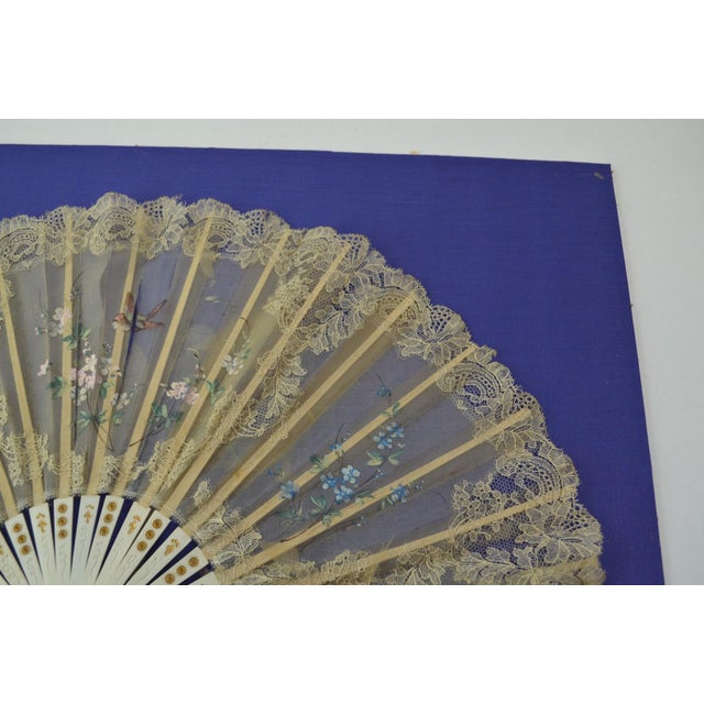 Antique fan in white silk lace and bone frame. Nineteenth century. Dimensions of the fan alone: ​​21.26 X 11.42 in (and...