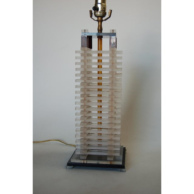 1960s Hollywood Regency Stacked Lucite Table Lamp For Sale - Image 5 of 7