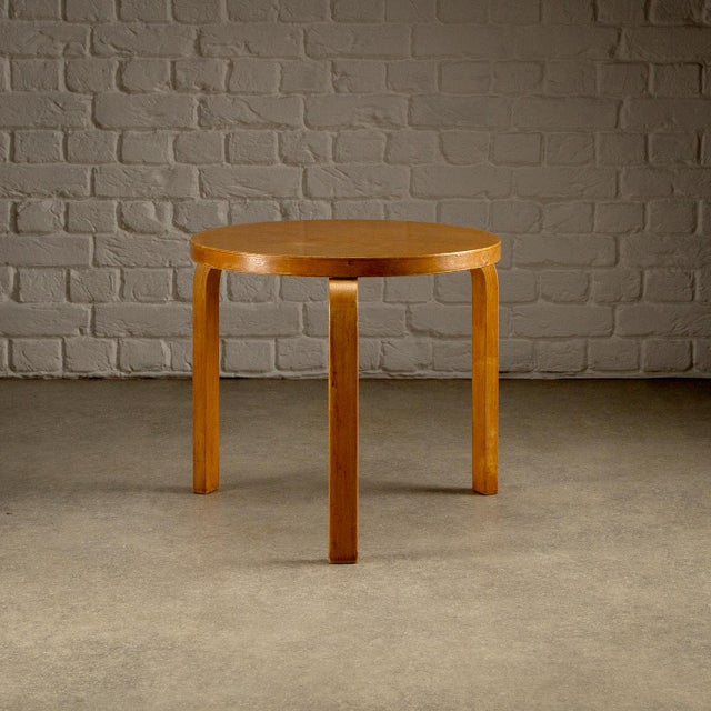 An early Model 70 side table in birch by Alvar Aalto. Produced by Oy Huonekalu-ja Rakennustyötehdas Ab, 1940s. The L-leg...