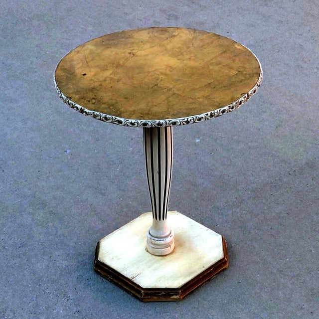 1960s 1960s Gilded Hollywood Regency Style Round Italian Eglomise Pedestal Table For Sale - Image 5 of 7